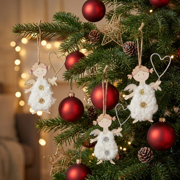 Weihnachtsbaum mit Anhängern aus Holz in Engelform mit Plüschkleid, dazu Weihnachtskugeln, Tannenzapfen und Dekosterne für die Weihnachtsdeko.