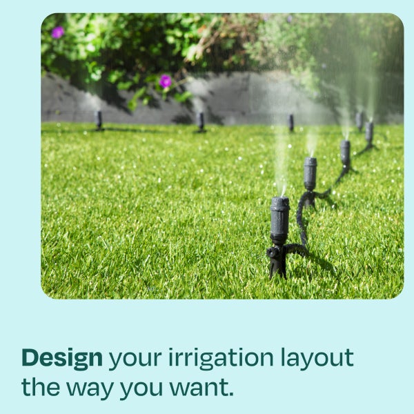 Gartenbewässerungssystem mit mehreren Sprinklern auf einer Rasenfläche, die Wasser in einem organisierten Layout versprühen.