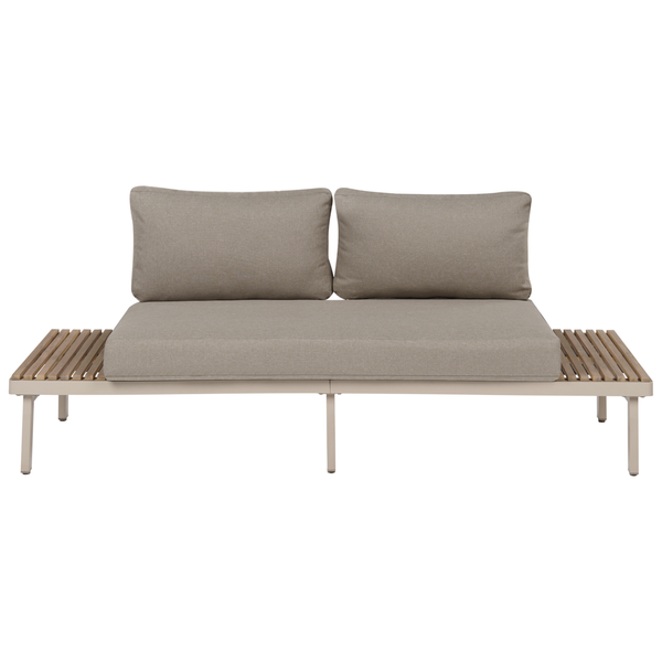 Gartensofa mit Holzlatten an den Seiten und gepolsterten Kissen für den Außenbereich.
