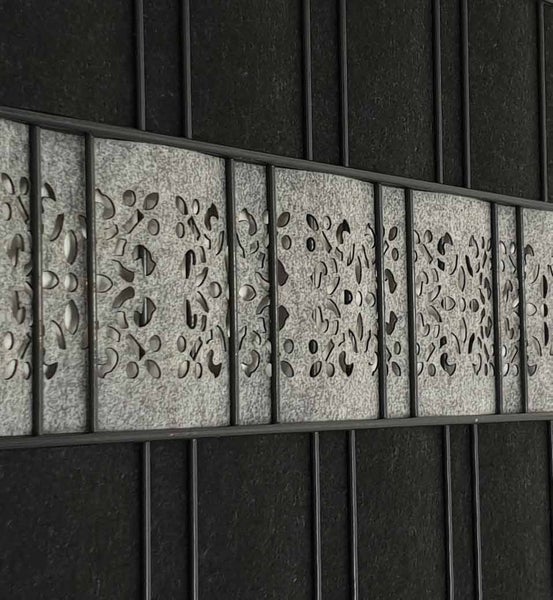Detail einer Metalltür mit dekorativem Lochmuster
