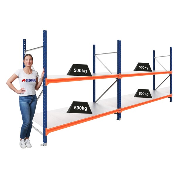 Schwerlastregal mit zwei Ebenen, 500 Kilogramm Tragkraft pro Boden, blaues Gestell, orangefarbene Traversen, Person zum Größenvergleich.
