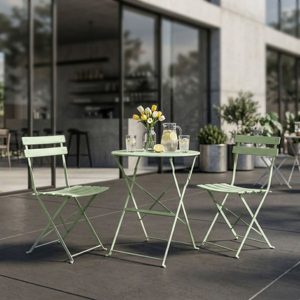 Dreiteiliges Bistro-Set bestehend aus einem runden Metall-Klapptisch und zwei Klappstühlen auf einer Terrasse.