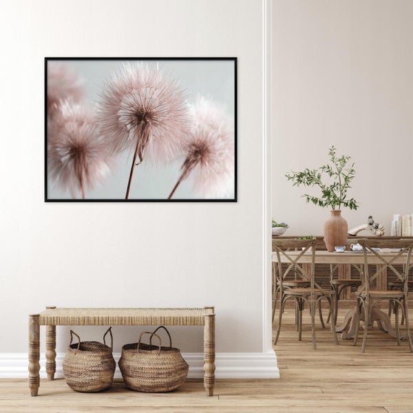 Wandbild mit Löwenzahn Motiv in einem modernen Wohnzimmer mit Holzbank und geflochtenen Körben sowie Blick in ein Esszimmer.