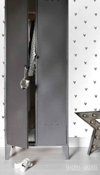 Szene mit einem geöffneten grauen Metallschrank, Kleidung und Schuhen im Kinderzimmer