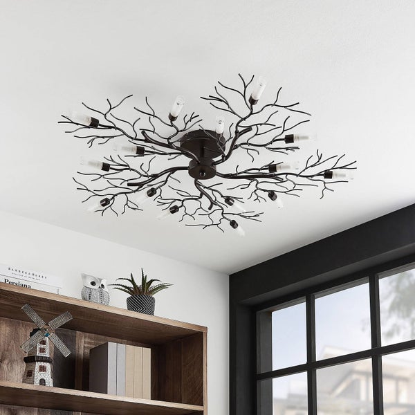 Deckenleuchte im Astdesign mit mehreren Lichtquellen an der Decke montiert.