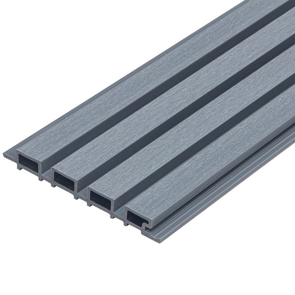 WPC Terrassendiele mit Hohlkammerprofil für die Verlegung von Terrassenböden.