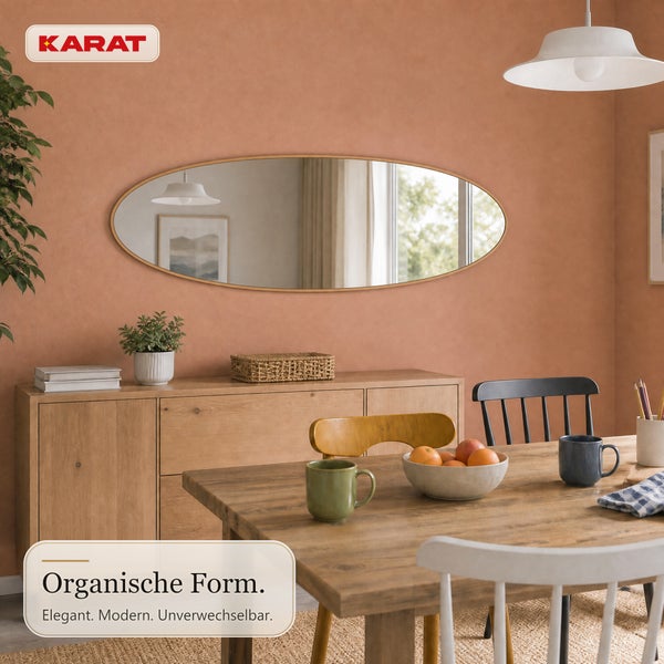 Ovaloider Spiegel von Karat mit Holzrahmen an einer Wand über einem hölzernen Sideboard in einem modern eingerichteten Esszimmer.