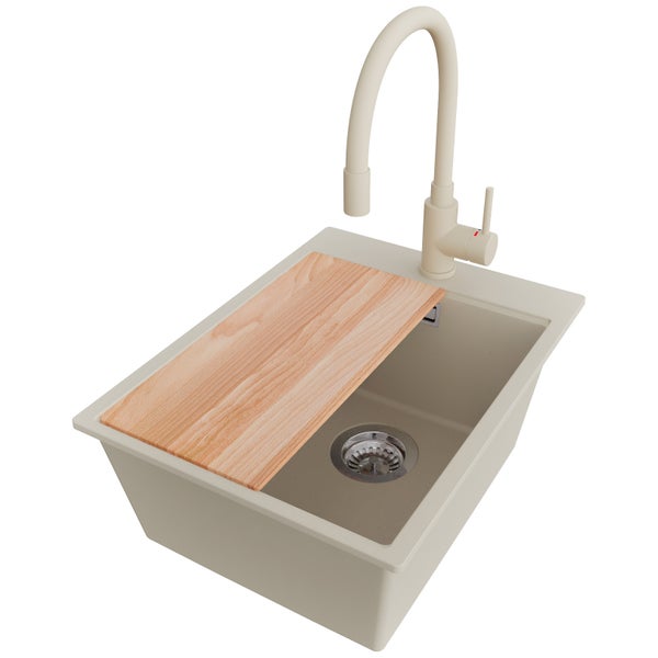 Spüle mit Schneidebrett und Armatur