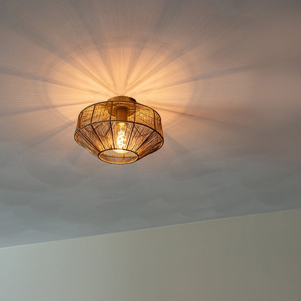 Deckenleuchte mit Drahtgeflecht und eingeschalteter Glühbirne