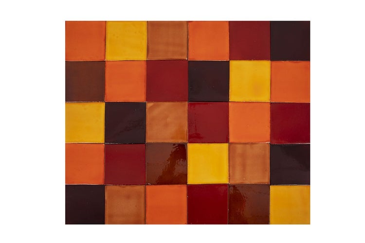 Quadratische Keramikfliesen in verschiedenen Farbtönen