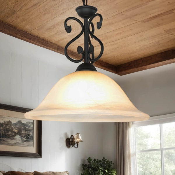 Hängelampe mit Glasschirm und dekorativen Metallelementen