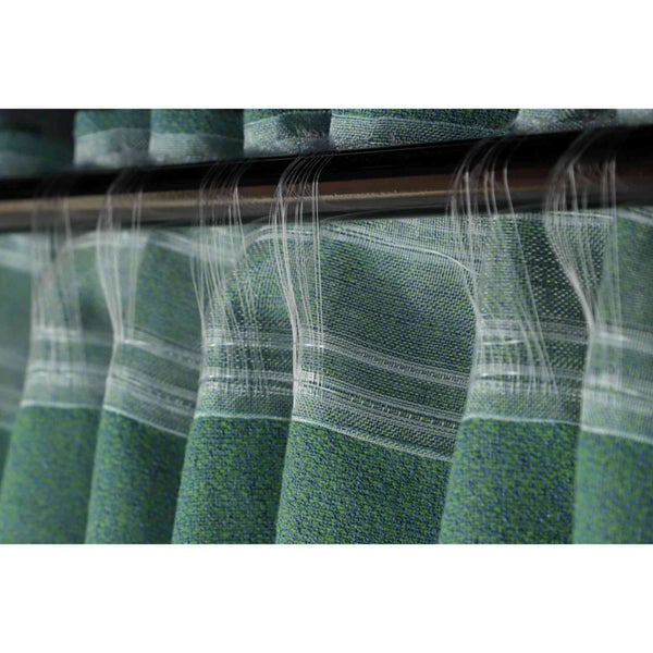 Grüne Gardine mit Faltenbandaufhängung an einer Gardinenstange