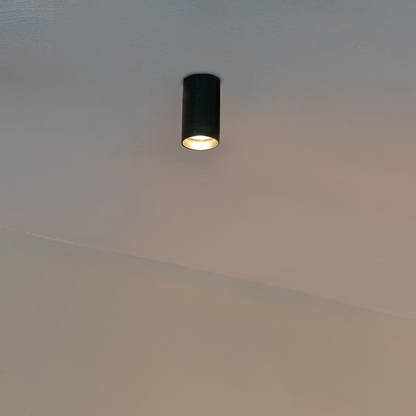 Zylindrische Deckenleuchte an einer Zimmerdecke