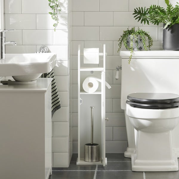 Badezimmer mit Waschbecken, Toilette und Toilettenpapierhalter mit Bürstengarnitur