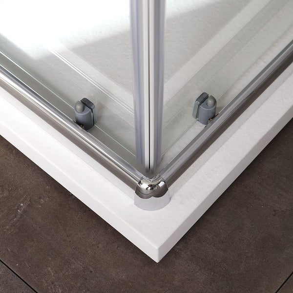 Detail einer Duschkabine mit Ecke, Glas und Chromrahmen