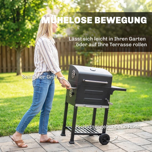 Gartenparty mit Freunden und einem schwarzen Holzkohle-Grillwagen auf einer gepflasterten Terrasse.