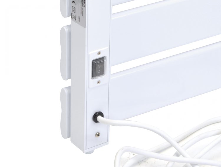 Detailansicht eines weißen Handtuchwärmers mit Schalter und Kabel