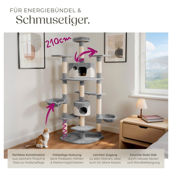 Mehrstöckiger Kratzbaum mit Liegeflächen, Höhlen und Sisalstämmen in einem Wohnraum mit Katze
