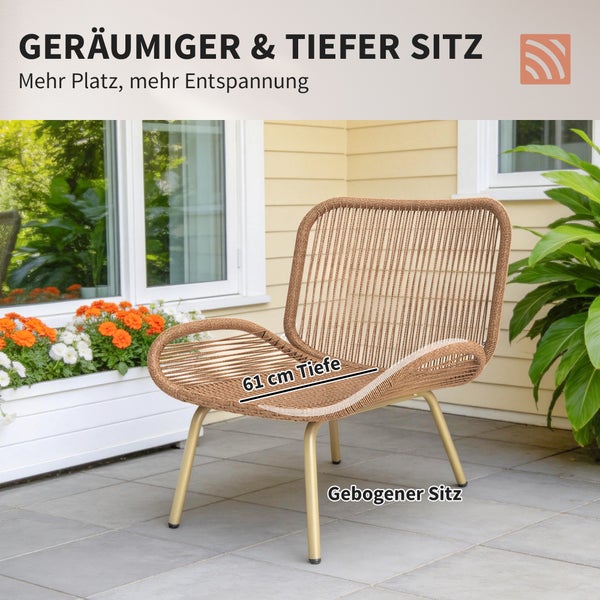 Gartenlounge-Set mit Sofa, zwei Sesseln und Couchtisch auf einer Holzterrasse vor einem weißen Haus.