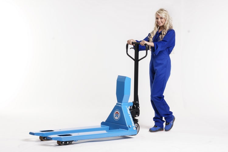 Blauer Gabelhubwagen mit weiblicher Person in Arbeitskleidung