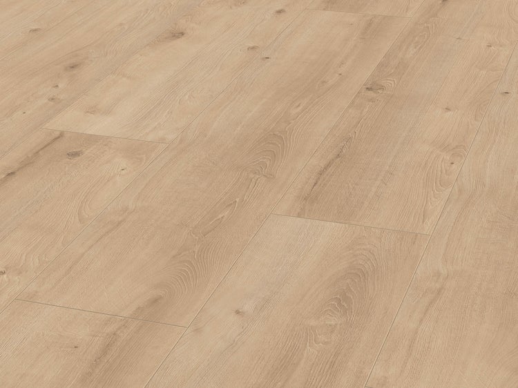 Laminatboden in Eichenholzoptik mit natürlicher Maserung und Astlöchern in verlegter Ansicht.