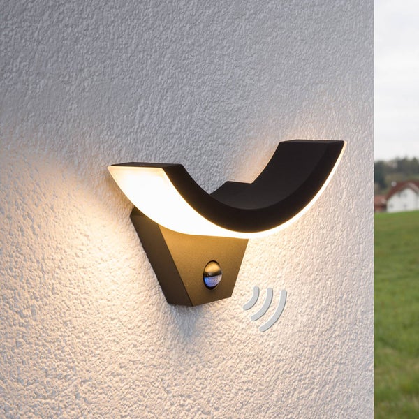 Moderne schwarze LED Außenwandleuchte mit Bewegungssensor, bogenförmiges Design, warmweißes Licht.
