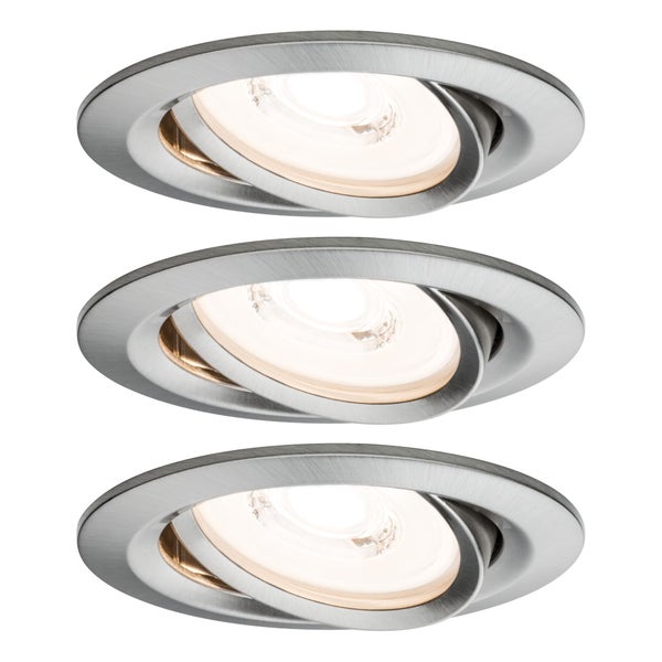 Helles Zimmer mit Spiegel, Sessel, Stehlampe und Wandleuchten für eine moderne Raumgestaltung.