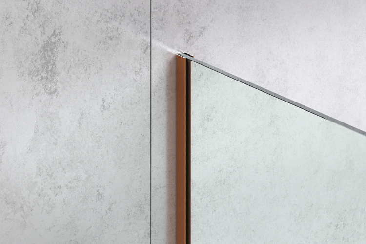 Detailansicht eines kupferfarbenen Wandprofils für Glaspaneele an einer strukturierten Wand in Steinoptik.