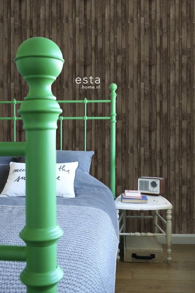 Schlafzimmer mit Holzwandtapete und grünen Akzenten