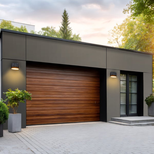 Moderne Garage mit Holztor und Außenbeleuchtung