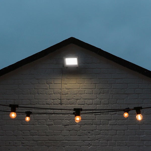 Außenwand mit LED-Flutlicht und Lichterkette