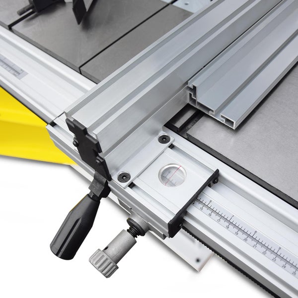 Detailansicht einer Kreissäge mit Aluminiumprofil und Messskala