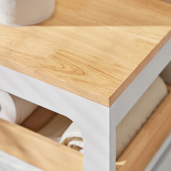 Detailansicht eines Badezimmerregals mit Holzablage und weißen Elementen