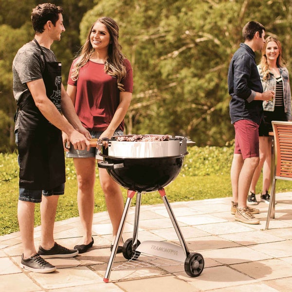Grillszene im Freien mit Personen und Grill von Tramontina