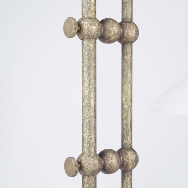 Detailaufnahme einer Stehleuchte mit Metallgestell