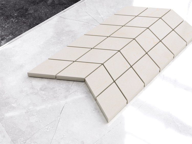 Mosaikfliesen in Rautenform, beige Steinoptik, angeordnet im Chevron Muster