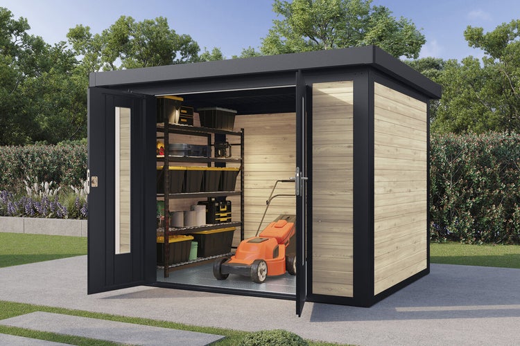 Modernes Gartenhaus aus Holz und Metall mit Doppeltür, offener Innenansicht, Metallregal und Rasenmäher im Garten.