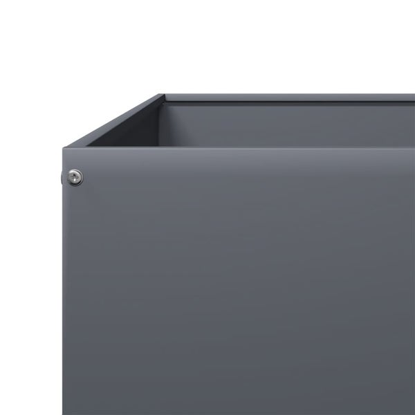 Detailansicht der Ecke eines Hochbeets aus Metall mit sichtbarer Schraubverbindung.
