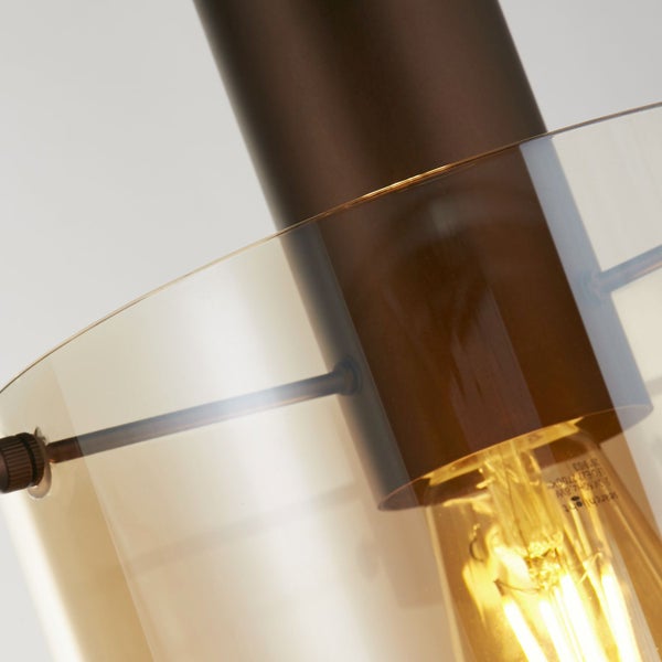 Detailansicht einer Deckenleuchte mit Glaslampenschirm