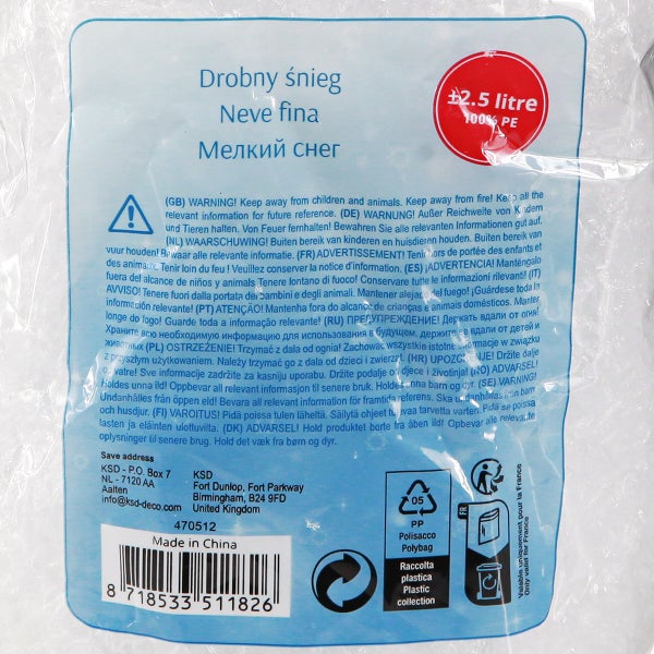 Rückseite einer Packung Kunstschnee, 2,5 Liter, aus Polyethylen mit Sicherheitshinweisen, Recyclingsymbolen und Barcode.