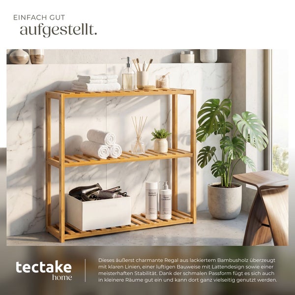 Offenes Badezimmerregal aus lackiertem Bambusholz mit drei Ebenen im Lattendesign vor einer Wand mit Marmoroptik.