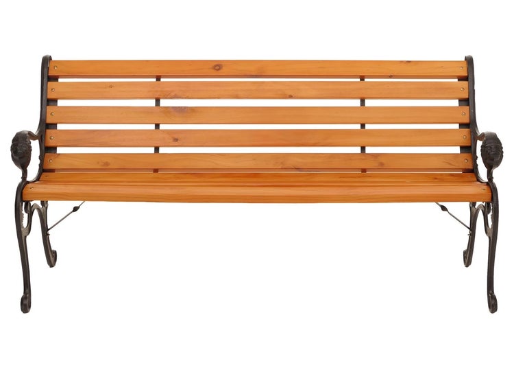 Klassische Parkbank aus Holz und Gusseisen mit verzierter Armlehne und Rückenlehne aus Holzlatten.