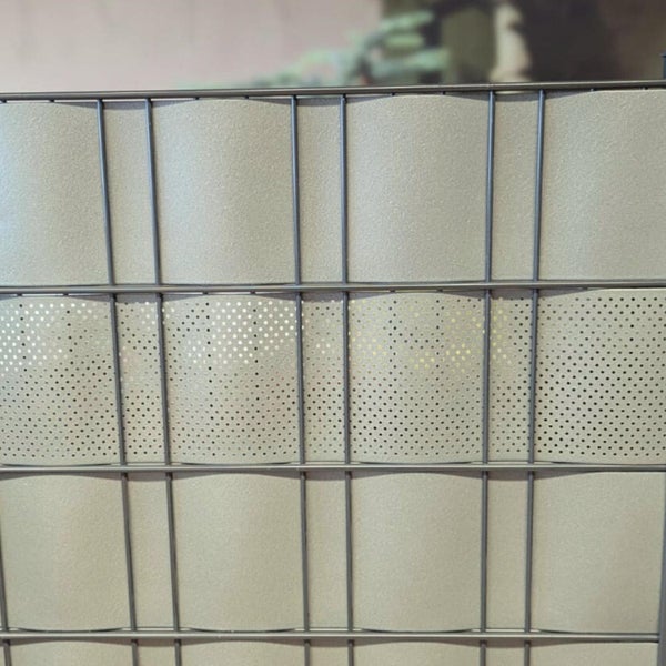 Nahaufnahme eines Gabionenzauns mit Füllmaterial