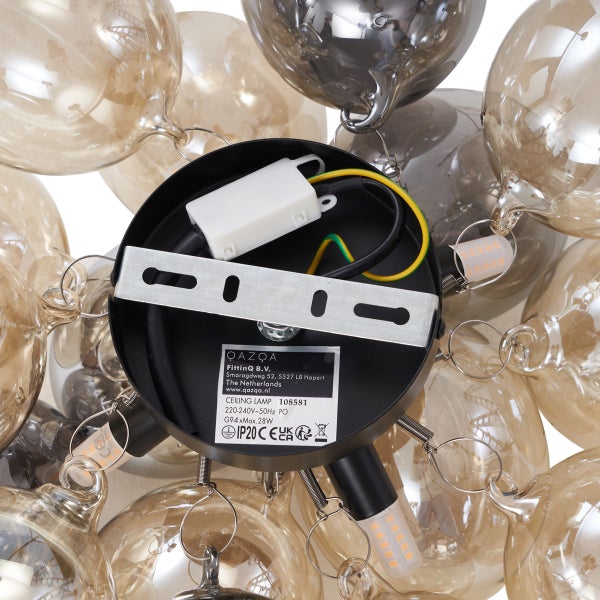 Detailansicht einer Deckenleuchte mit mehreren Lampen