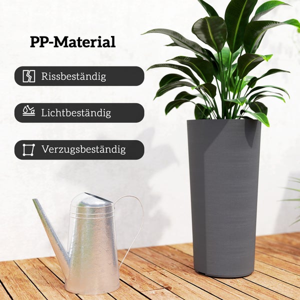 Hoher Pflanzkübel aus Polypropylen mit einer Pflanze, rissbeständig, lichtbeständig und verzugsbeständig neben einer Gießkanne aus Metall.