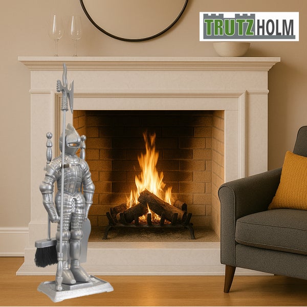 Kaminbesteck als Ritterfigur vor einem brennenden Kamin