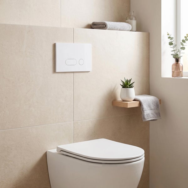 Moderne Wandtoilette mit Betätigungsplatte an einer gefliesten Wand in einem hellen Badezimmer mit Holzablage.