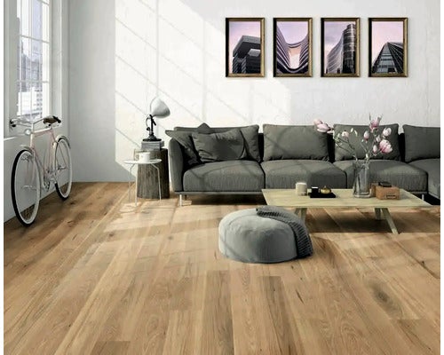 Wohnzimmer mit Holzboden, Sofa und Dekorationen