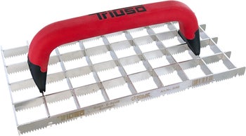 Triuso Gitterrabot mit rot-schwarzem Kunststoffgriff und silberfarbenem Metallgitter für Putzarbeiten.