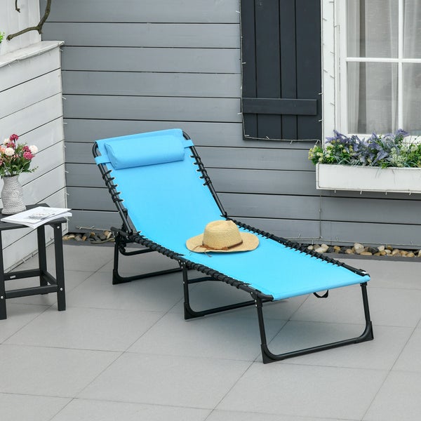 Moderne Gartenlounge aus zwei Sesseln mit grauen Polstern und einem schwarzen Beistelltisch auf einer sonnigen Holzterrasse.